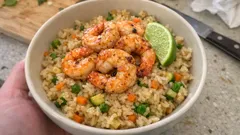 Riz thaï sauté aux crevettes et petits légumes : prêt en moins de 30 minutes
