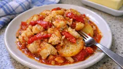 Morue à l’espagnole aux piquillos : pommes de terre rissolées et sauce tomate