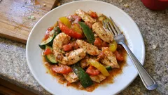 Émincé de poulet aux 3 poivrons à l’Actifry : une sauce tomate prête en 25 min