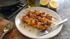 Brochettes de dinde marinées citron, paprika et curry : moelleuses et bien parfumées