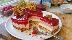 Gâteau d’anniversaire à la framboise : entremets léger, glaçage brillant et nougatine sésame