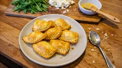 Ravioles feuilletées roquette & brocciu au four : dorées, croustillantes et prêtes en quelques minutes