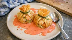 Aumônières de crevettes à la sauce corail : une entrée croustillante et chic