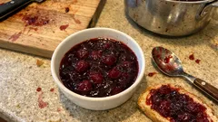 Confiture de griottes maison : l’astuce du nouet de noyaux pour une prise parfaite
