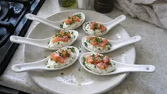 Cuillères apéritives au saumon fumé et mousse ail & fines herbes : prêtes en quelques minutes