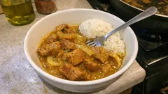 Sauté de porc au curry et lait de coco : crémeux, parfumé et très simple