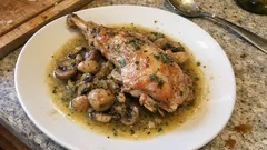 Cuisses de lapin aux champignons et vin blanc : un mijoté léger qui sent bon la Provence
