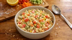 Salade de macaronis au surimi : crémeuse, croquante et prête à l’avance