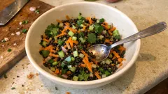 Salade de lentilles beluga, concombre et carotte : vinaigrette moutarde-citron