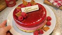 Entremets framboise maison : mousse légère, nappage brillant et nougatine au sésame