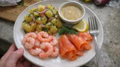 Assiette nordique au saumon fumé : salade de pommes de terre tiède et sauce gravlax