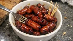 Saucisses cocktail à l’érable au four : un glaçage brillant pour un apéro chaud en 25 min