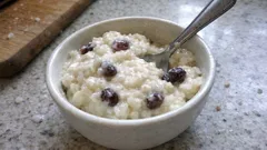 Riz au lait vanillé aux raisins secs : crémeux, simple et toujours réussi