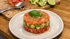 Tartare tomate-avocat au saumon fumé : l’entrée fraîche et prête en quelques minutes