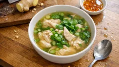 Soupe asiatique au poulet : un bouillon gingembre–nuoc-mâm prêt en 20 minutes