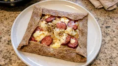 Galette de blé noir à l’andouille et moutarde à l’ancienne : simple, croustillante et fondante