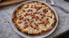 Flammekueche maison croustillante : la tarte flambée alsacienne comme au four à pain
