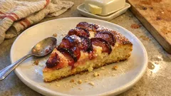 Tarte briochée aux prunes : pâte moelleuse et crème amande-vanille, facile à réussir