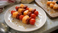 Brochettes melon, chorizo et tomates cerises : l’apéro frais prêt en 10 minutes