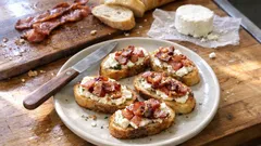 Toasts chèvre et lard au four : croustillants, fondants, prêts en 12 minutes