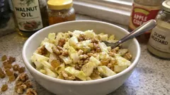 Salade d’endives aux noix et raisins secs : la vinaigrette miel-moutarde qui change tout