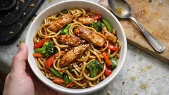 Nouilles au poulet express : la sauce soja onctueuse qui fait tout