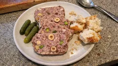 Terrine de campagne pistaches-noisettes : simple, généreuse et parfaite bien froide