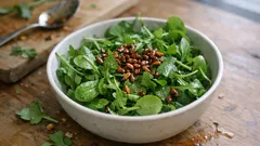 Salade d’hiver mâche-roquette : graines de tournesol caramélisées et vinaigrette à la noisette