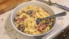 Tagliatelles crème, lardons et champignons : la sauce onctueuse qui nappe bien