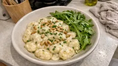 Gnocchi à la crème de parmesan et pignons : le dîner express qui fait toujours son effet