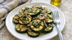 Courgettes grillées à la plancha, basilic et ail : l’accompagnement qui sent l’été
