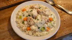 Poule au riz sauce poulette : le grand classique du dimanche, tendre et généreux