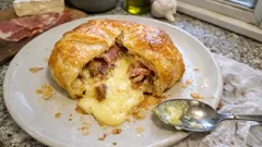 Feuilleté de camembert au jambon cru et aux oignons : croustillant dehors, fondant dedans