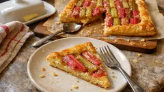 Tarte à la rhubarbe en pâte feuilletée : simple, croustillante et bien fondante