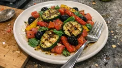 Salade de courgettes grillées, poivrons rôtis et tomates : fraîche et parfumée