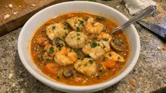 Lotte et Saint-Jacques à l’armoricaine : une sauce corsée, façon restaurant