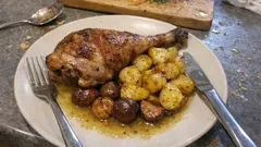 Cuisse de dinde aux marrons au four : moelleuse, parfumée au vin blanc, pommes de terre fondantes