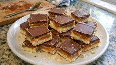 Twix maison (millionaire shortbread) : biscuit sablé, caramel fondant et chocolat au lait