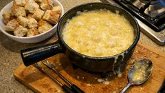 Fondue jurassienne au Comté : l’astuce des trois affinages pour une texture bien lisse