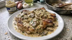 Côtelettes de porc sauce champignons, vin blanc et moutarde : simple et bien crémeux