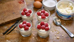 Mousse au mascarpone vanille en verrines : légère, crémeuse, avec des framboises