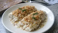 Merlu au four à la moutarde et à la crème, avec une chapelure bien dorée