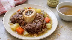 Jarret de bœuf au bouillon de légumes : la recette simple qui donne une viande fondante