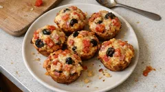 Muffins salés façon pizza : moelleux, jambon-fromage et olives, prêts en 25 min