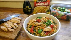 Nouilles sautées au poulet express : la sauce soja qui enrobe tout en 15 minutes