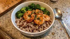 Riz complet aux brocolis et crevettes : un dîner express relevé à la sauce soja