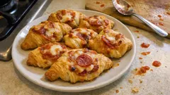 Croissants apéritifs façon pizza : feuilletés express jambon-mozza au four