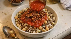 Koshari égyptien maison : riz, pâtes, lentilles et pois chiches, avec oignons croustillants