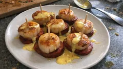 Bouchées de Saint-Jacques au chorizo : une entrée chic prête en quelques minutes