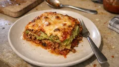 Chou farci en lasagnes : le gratin au four qui se sert facilement en parts